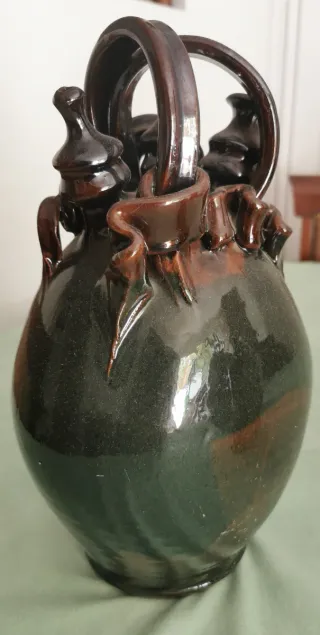 Botijo de cerámica con esmaltado. Artesanal