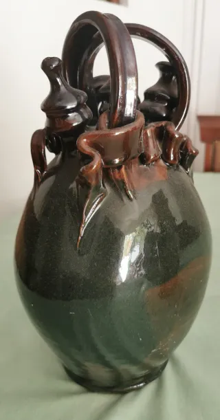 Botijo de cerámica con esmaltado. Artesanal