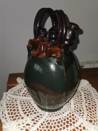 Botijo de cerámica con esmaltado. Artesanal