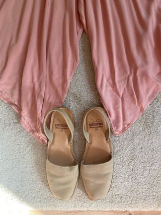 Mono y sandalias rosa verano