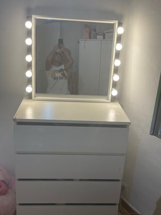 Tocador blanco con espejo