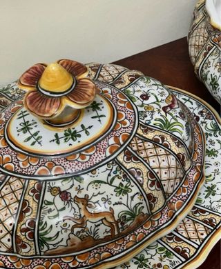Sopera y bandeja  de porcelana  pintadas a mano –