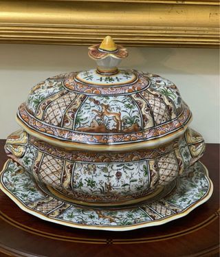 Sopera y bandeja  de porcelana  pintadas a mano –