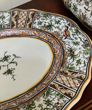 Sopera y bandeja  de porcelana  pintadas a mano –