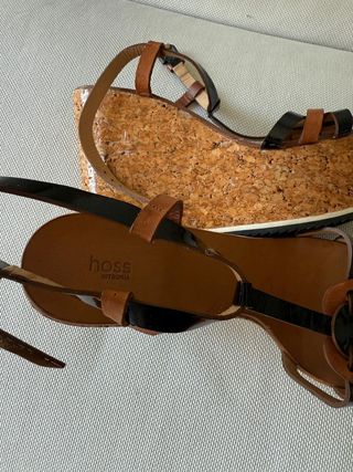 Sandalias cuña Hoss negras y marrones