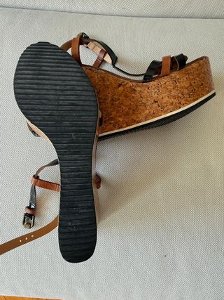 Sandalias cuña Hoss negras y marrones