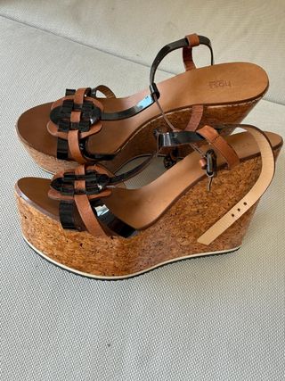Sandalias cuña Hoss negras y marrones