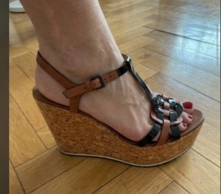 Sandalias cuña Hoss negras y marrones