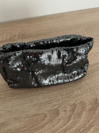 Bolso fiesta de mano plateado lentejuelas.