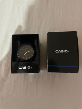 Reloj Casio negro y dorado