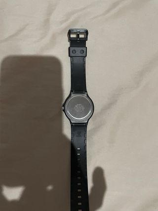 Reloj Casio negro y dorado