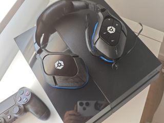 PS4 (PlayStation 4) + accesorios