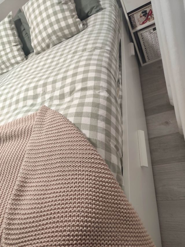 Struttura con cassetti bianchi