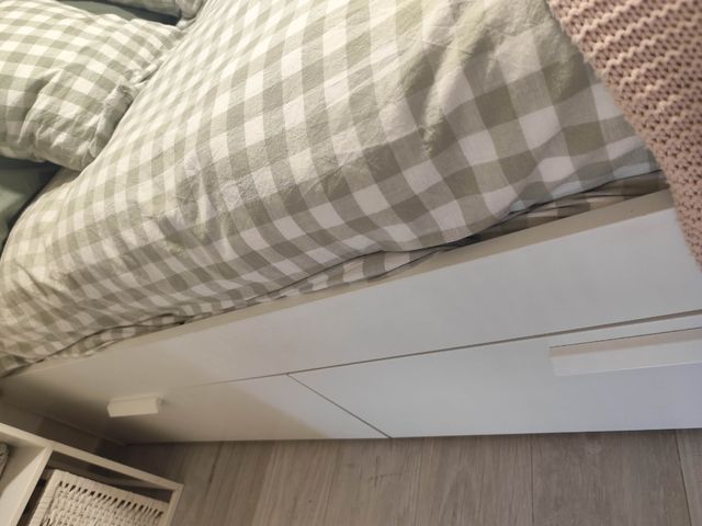 Struttura con cassetti bianchi