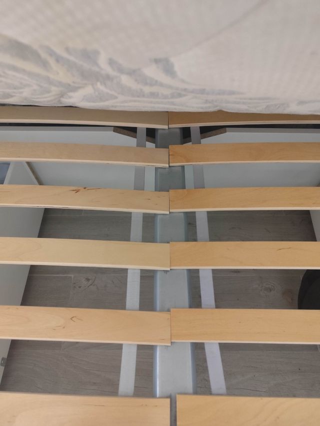 Struttura con cassetti bianchi