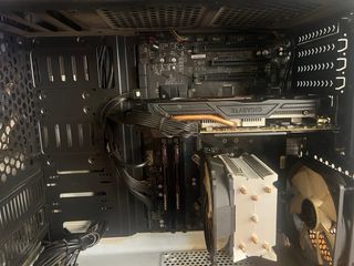 Torre PC gaming blanca y beige
