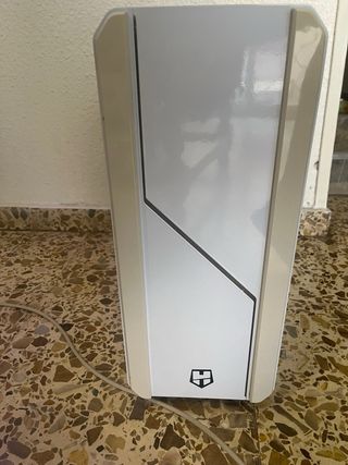 Torre PC gaming blanca y beige