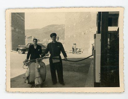 Moto Lambretta en gasolinera. Antigua foto. Oviedo