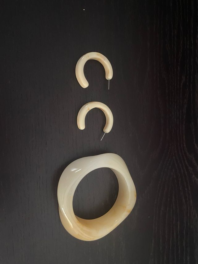 Conjunto pendientes y pulsera blanco roto