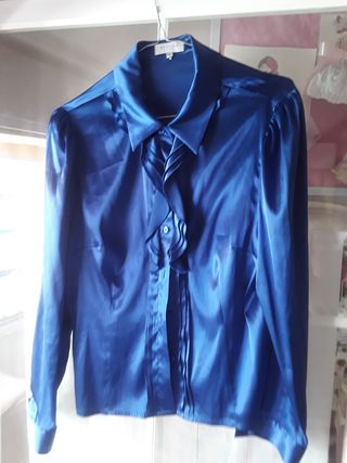 Blusa azul elegante con volantes
