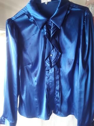 Blusa azul elegante con volantes