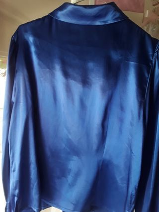 Blusa azul elegante con volantes