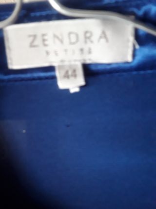 Blusa azul elegante con volantes