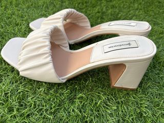 Sandalias Stradivarius color blanco roto 
