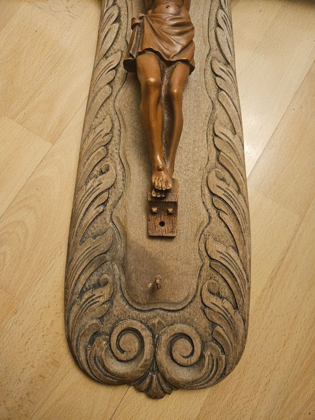 Crucifijo madera tallada antiguo. 85 cms x 55 cms
