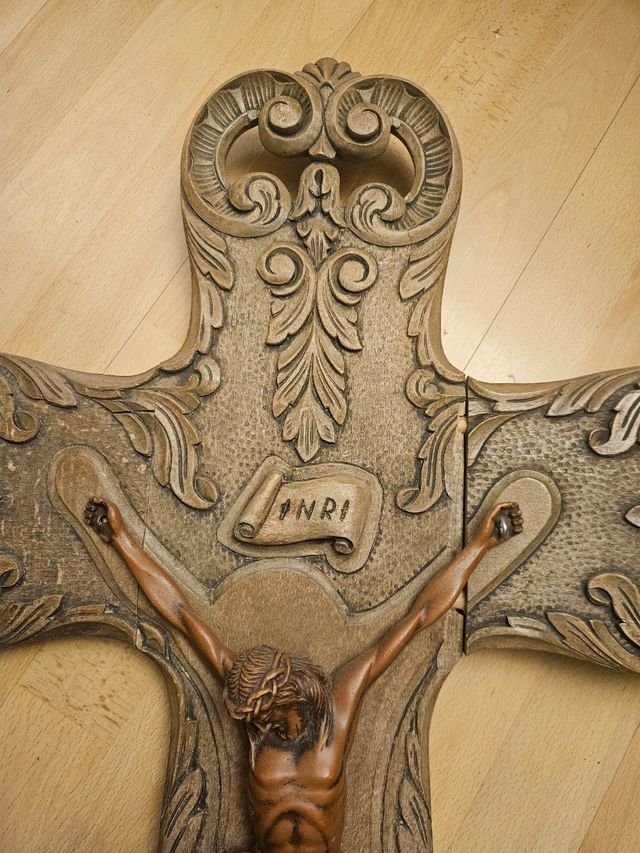 Crucifijo madera tallada antiguo. 85 cms x 55 cms