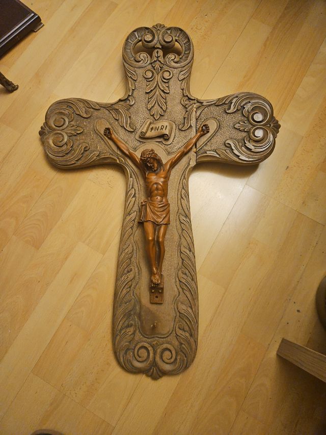 Crucifijo madera tallada antiguo. 85 cms x 55 cms