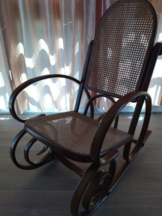 Mecedora vintage de madera y mimbre
