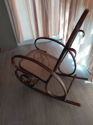 Mecedora vintage de madera y mimbre