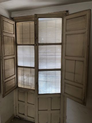 2 ventanas antiguas con rejas y balconeras