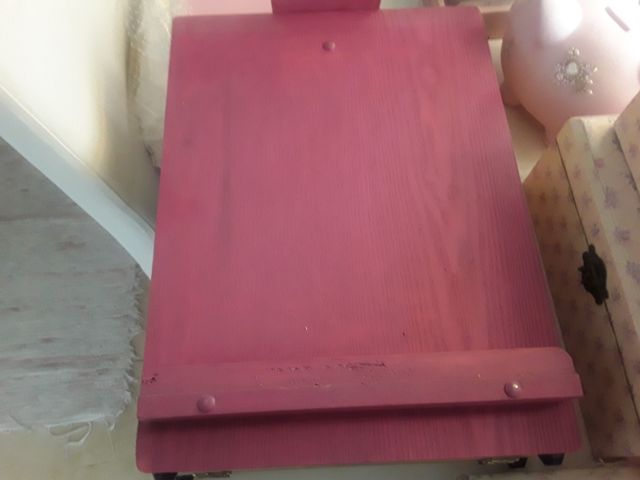 Caballete madera rosa por el frente,madera detras