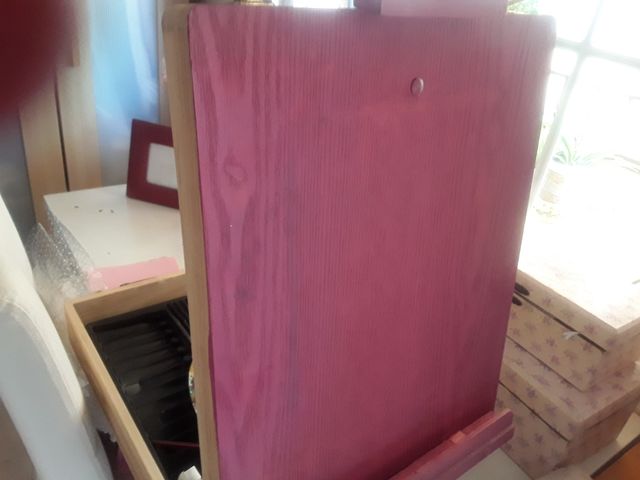 Caballete madera rosa por el frente,madera detras