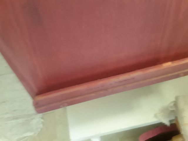 Caballete madera rosa por el frente,madera detras