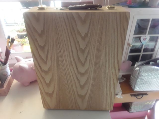 Caballete madera rosa por el frente,madera detras