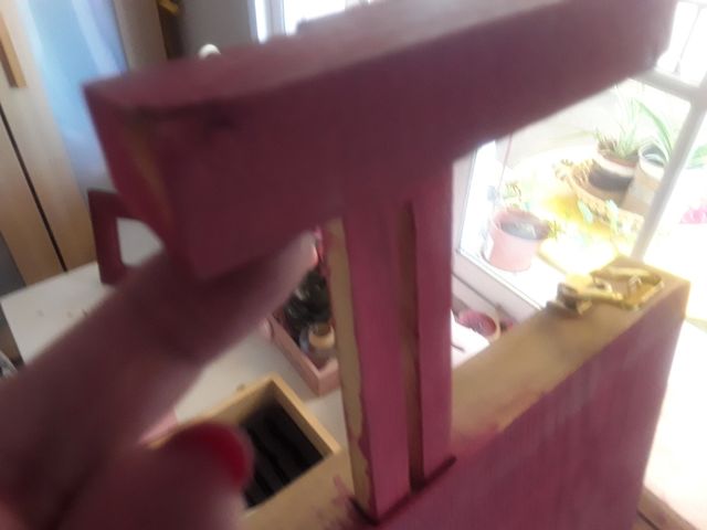 Caballete madera rosa por el frente,madera detras