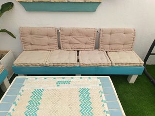 Conjunto exterior: mesa y banco con cojines