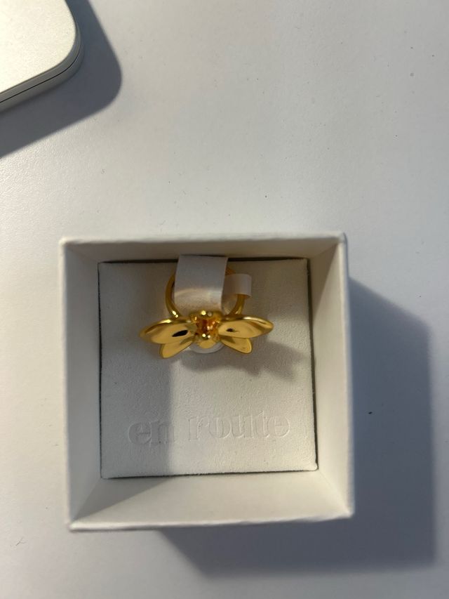 Anillo de flor dorado en route jewelry