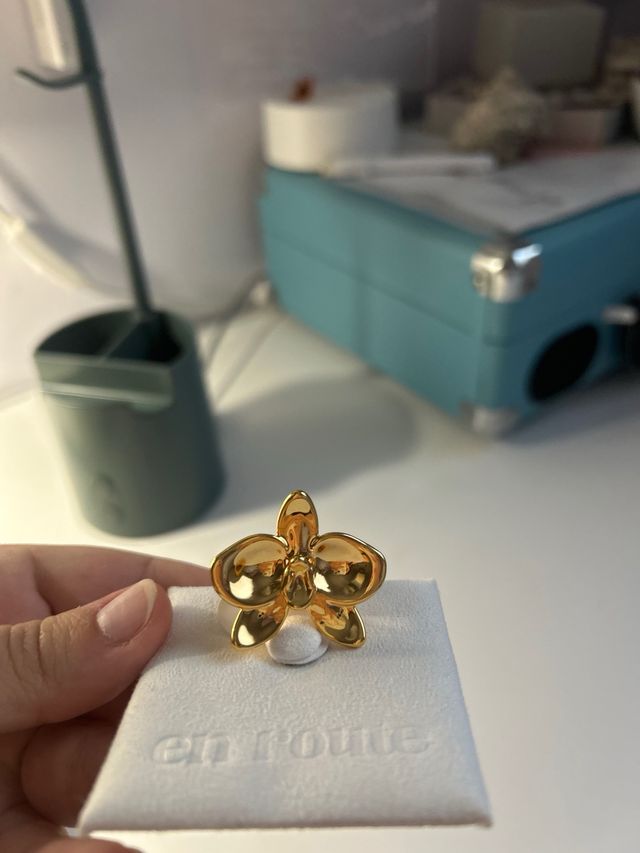 Anillo de flor dorado en route jewelry