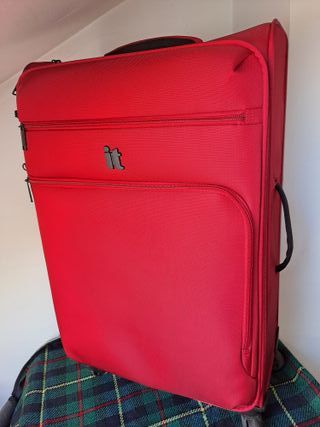 Maleta roja de viaje