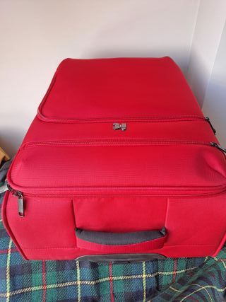 Maleta roja de viaje