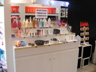 Mobiliario tienda de perfume y complementos