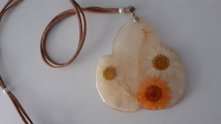 Collar de resina con flores prensadas
