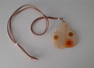 Collar de resina con flores prensadas