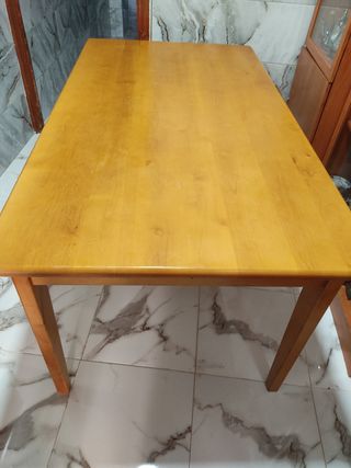 Mesa de madera marrón