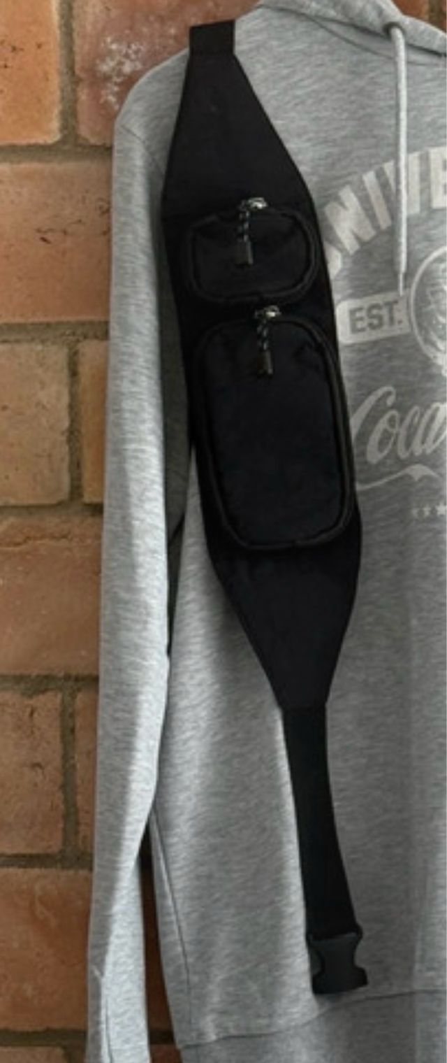 Riñonera negra Zara - Bolsillos