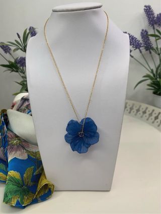 Collar flor azul dorado
